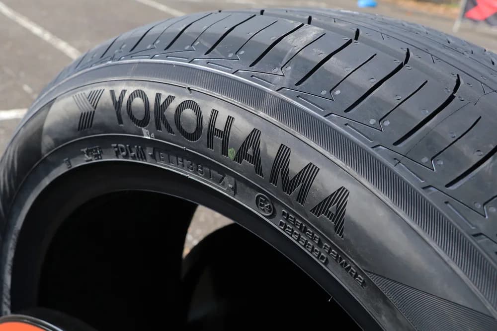 Illustration: Yokohama V552