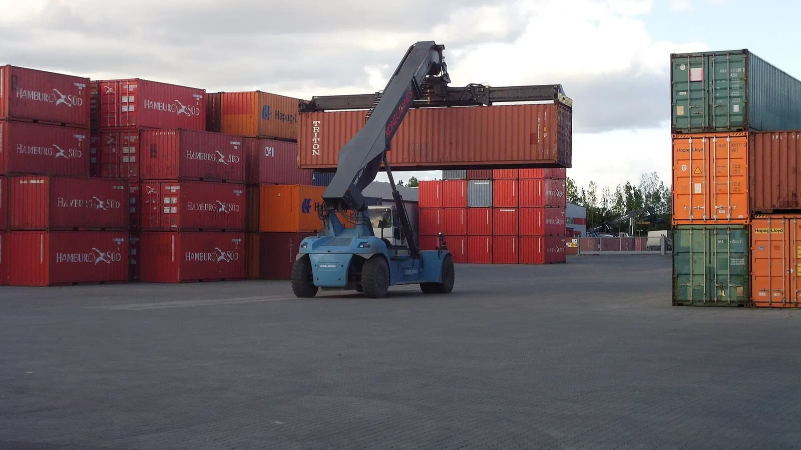 Container yard with reach stacker